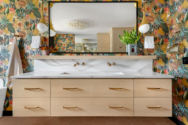 Bathroom of the Week: Bold Botanicals Brighten a Warm Retreat